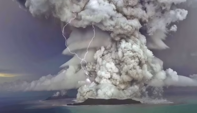 Se hundió casi 700 metros en pocas horas: qué pasó en el fondo del mar tras la violenta erupción de un volcán del Pacífico