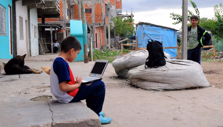 La pobreza entre los menores de 14 años llegó al 44,5% en el primer semestre del año