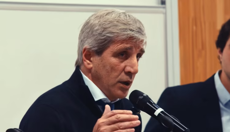 “Traten igual”: Caputo aclaró por qué les pidió a alumnos que convenzan a sus padres de que saquen los dólares del colchón