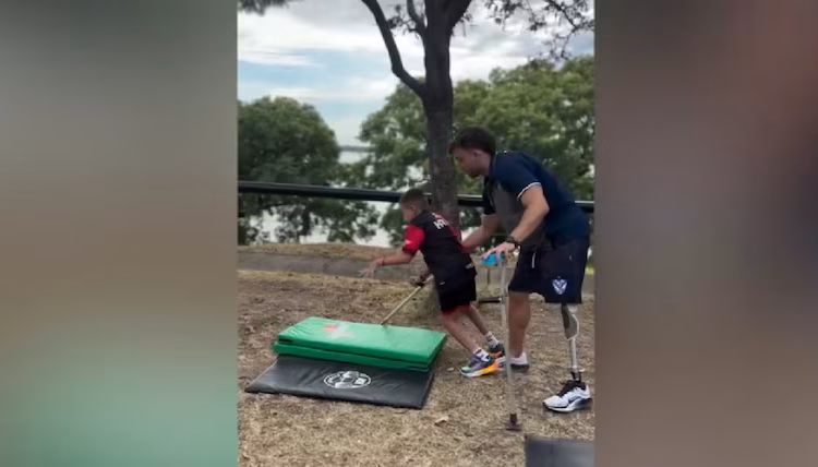 Le amputaron una pierna tras un accidente, volvió a trabajar como profesor y construyó un vínculo especial con un chico con discapacidad