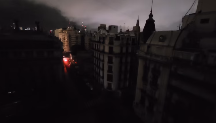Apagón masivo en el AMBA: investigan si la falla de un interruptor clave generó el corte que dejó sin luz a 600.000 usuarios