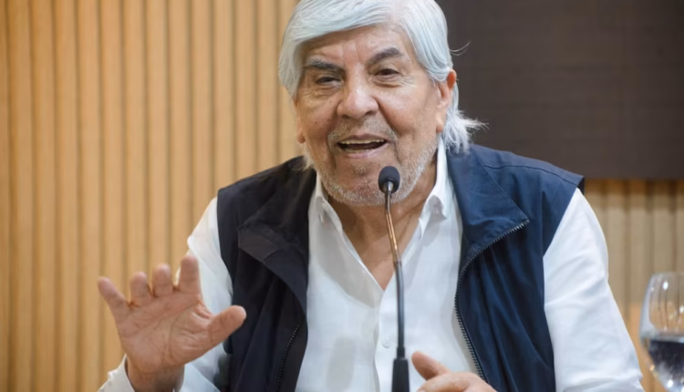 Hugo Moyano volvió a firmar un acuerdo salarial alineado con la pauta del Gobierno, que regirá durante 6 meses