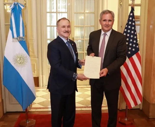 Nuevo guiño de Peter Lamelas al gobierno de Milei: “Los argentinos que cumplen las reglas deberían ingresar a EE.UU. sin visa”