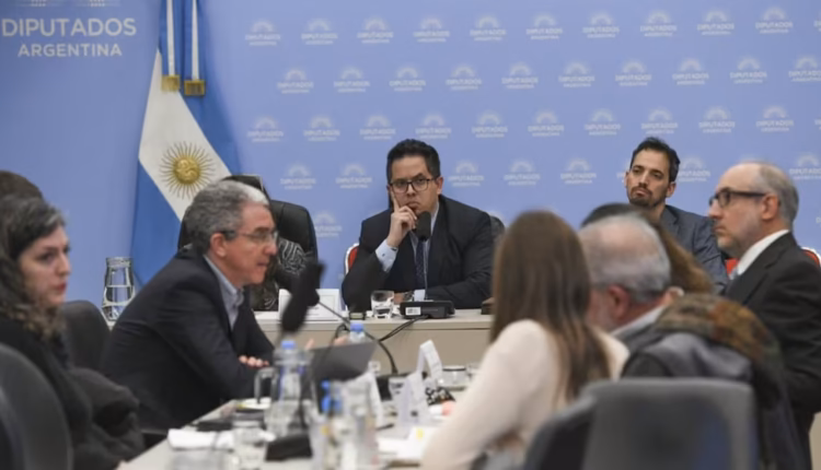 Endeudamiento: el oficialismo logró un dictamen a su medida y la oposición duda sobre cuándo sesionar