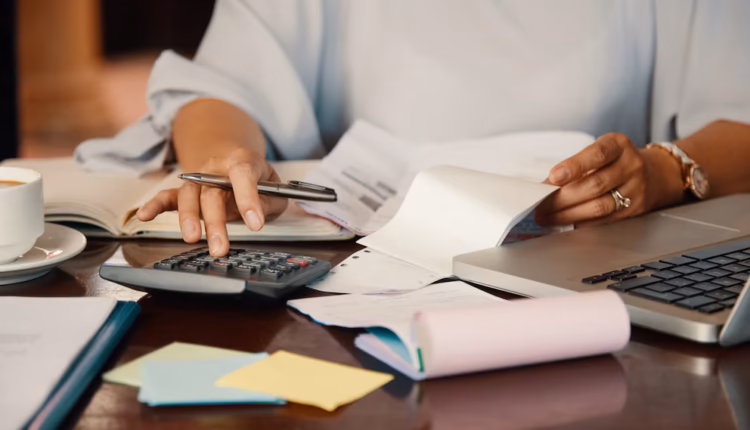 Crédito caro, cheques rechazados y una cifra que enciende alertas: un informe privado estima que hay 57 mil empresas en mora