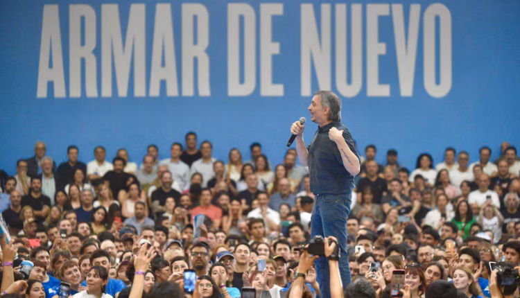 Qué dice la canción que Máximo Kirchner “agitó” en el acto frente al balcón de Cristina Kirchner