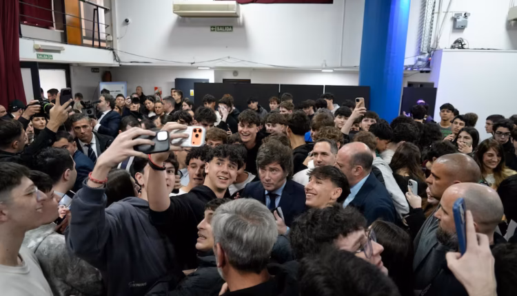 Milei sigue activo en redes, pero sus posteos tienen menos interacciones y en el oficialismo tienen una explicación