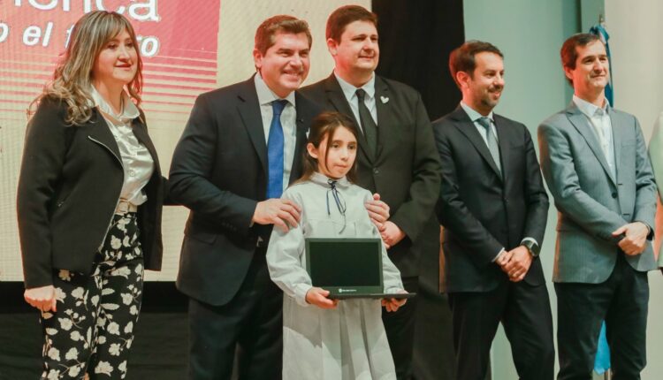 Más de 2.700 estudiantes de cuatro departamentos recibieron sus computadoras