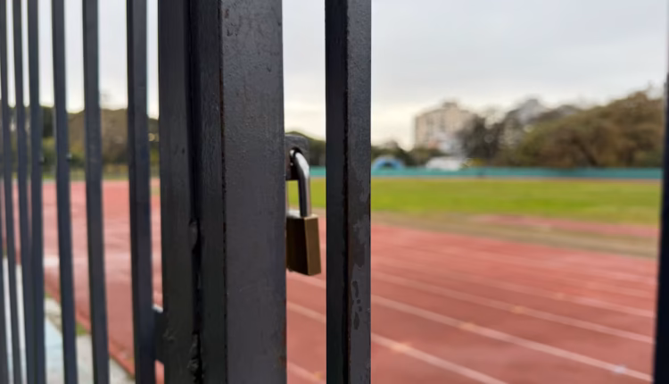 Cerraron la pista de atletismo del Parque Chacabuco por obras: tendrá carpeta sintética y certificación internacional