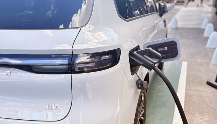 Autos eléctricos e híbridos: cuánto cuesta cargarlos en casa, cuánto demora y qué se necesita para instalar el equipo