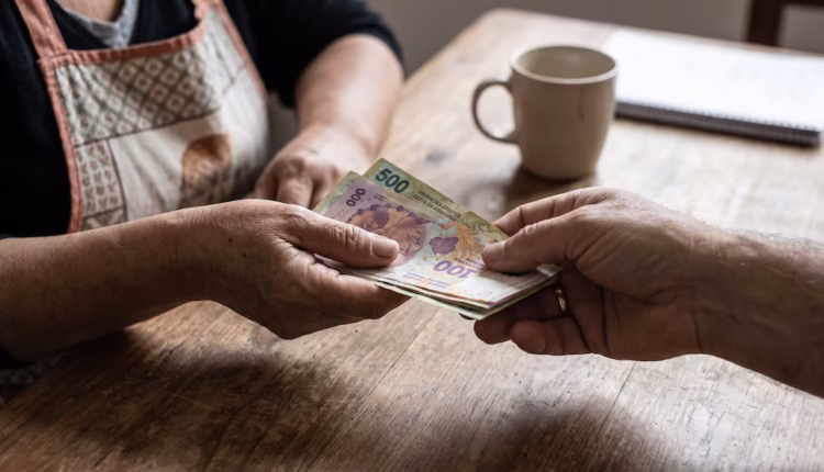 La vulnerabilidad previa a la mora: casi 5 de cada 10 hogares con estrés económico pidieron dinero prestado para gastos corrientes