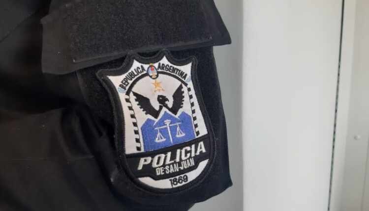 Escándalo en la Policía de San Juan: detienen a un efectivo en pleno turno acusado de robarle la tarjeta a un compañero