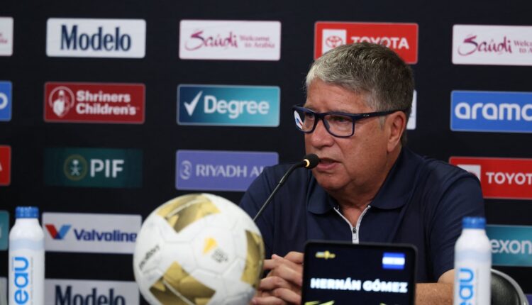 La selección de El Salvador encara el camino al Mundial 2030 con Hernán “Bolillo” Gómez