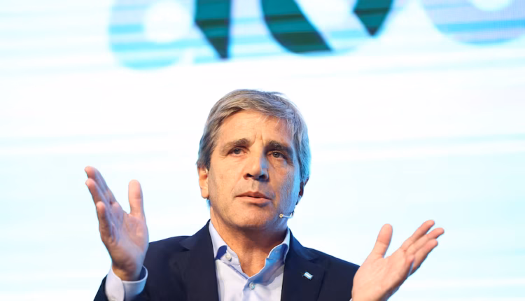 Qué dijo Caputo tras el aumento de la pobreza y la indigencia en el primer semestre de 2026