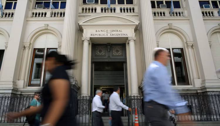 Con menores compras, el Banco Central apuesta a que los dólares de Vaca Muerta y el agro apuntalen las reservas
