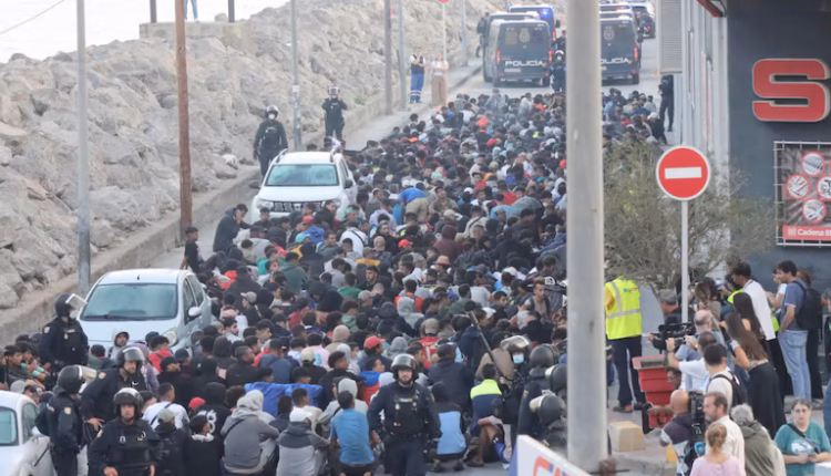 Comienza el traslado de migrantes al campamento del puerto de Ceuta, donde más de 4.000 personas esperan conseguir una de las 1.700 plazas disponibles