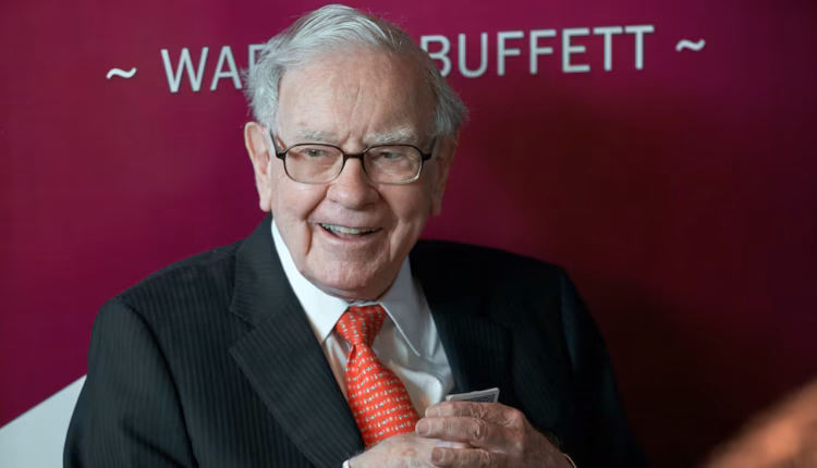 La cartera de acciones de Warren Buffett tiene la mitad de su capital invertido en solo 3 empresas: cuáles son y por qué las elige