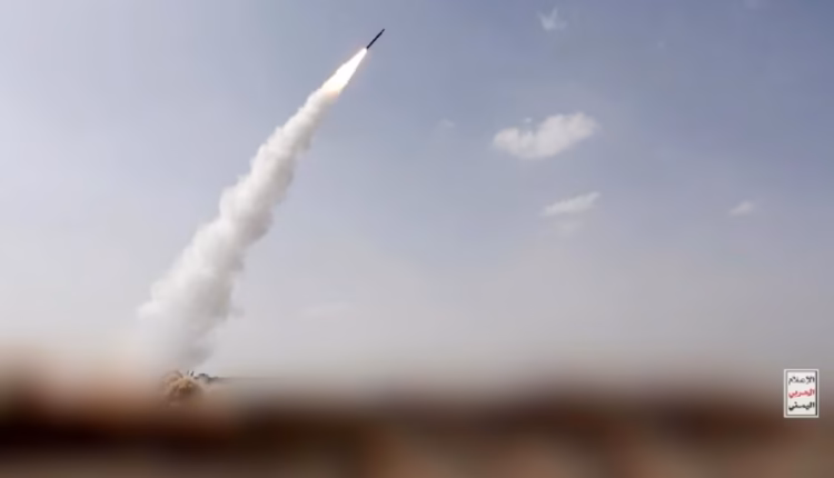 El Ejército de Yemen bombardeó nuevas posiciones hutíes tras su avance sobre el estratégico estrecho de Bab el Mandeb
