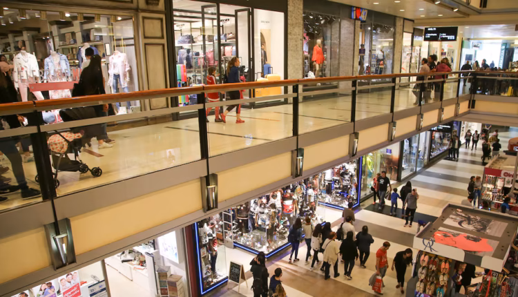 La nueva era del consumo: crece el pesimismo, se recortan gastos y aparece la “bolucompra”