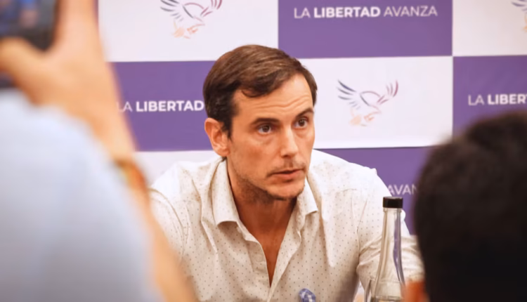 El ex tenista Diego Hartfield defendió el recorte de subsidios y le recordaron que fue becado por el Estado