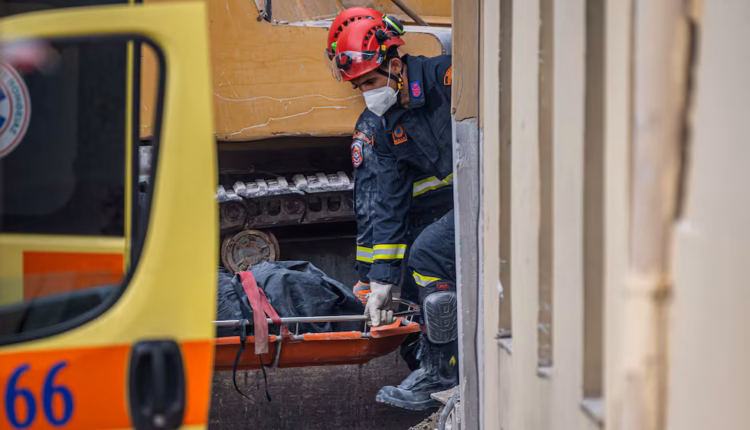 Atenas: un edificio se derrumbó y provocó seis muertos