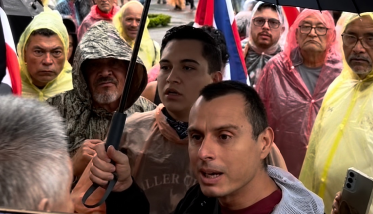 Tensión en Cartago antes de la llegada de la Antorcha: Fuerza Pública interviene entre manifestantes y simpatizantes del Gobierno de Laura Fernández