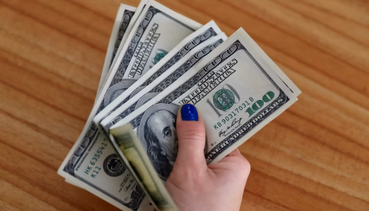 El dólar registró una leve baja y cortó una racha de tres alzas consecutivas
