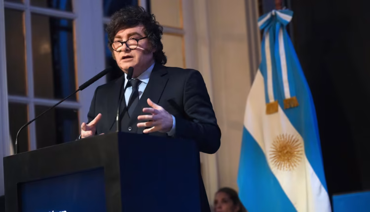 El Gobierno relativiza la caída del índice de confianza y busca explicar los cuestionamientos de Milei a las mediciones