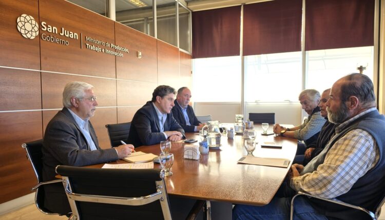 Reunión con viñateros para evaluar distintas acciones relacionadas con el sector vitivinícola