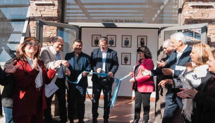 84 años de historia y democracia: Rawson inauguró la Galería de los Intendentes y homenajeó a quienes trabajaron por el departamento