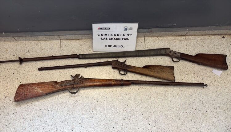 Hallan tres rifles ocultos en una manta tras el alerta de un motociclista en 9 de Julio