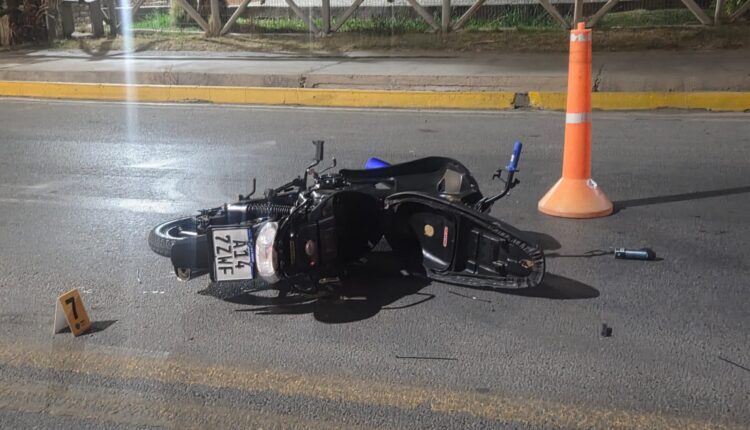 Un motociclista de 27 años murió tras chocar contra el cordón e impactar sobre la vereda en Pocito
