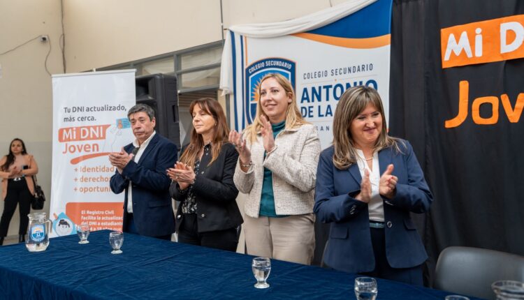 Lanzan “Mi DNI Joven”, el programa que facilita la actualización de documentos en las escuelas