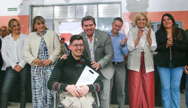 Orrego encabezó la entrega de más de mil anteojos en San Martín y destacó la igualdad de oportunidades en San Juan     El gobernador otorgó 1.050 pares de lentes a 863 vecinos sanmartinianos en el marco del programa Te Veo Bien, con el objetivo de fortalecer el acceso a la salud visual.