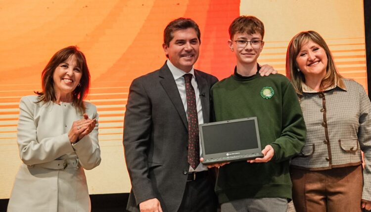 San Juan avanza en inclusión digital: comenzó la entrega masiva de computadoras para estudiantes secundarios