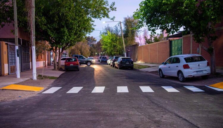 Del compromiso a la realidad: Miodowsky inauguró en 20 días el pavimento de los cinco pasajes del Barrio 2 de Agosto