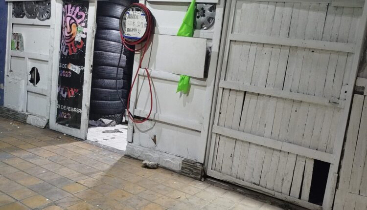 Violencia en Capital: un hombre atacó con un cuchillo a dos gomeros, destrozó el local y terminó detenido
