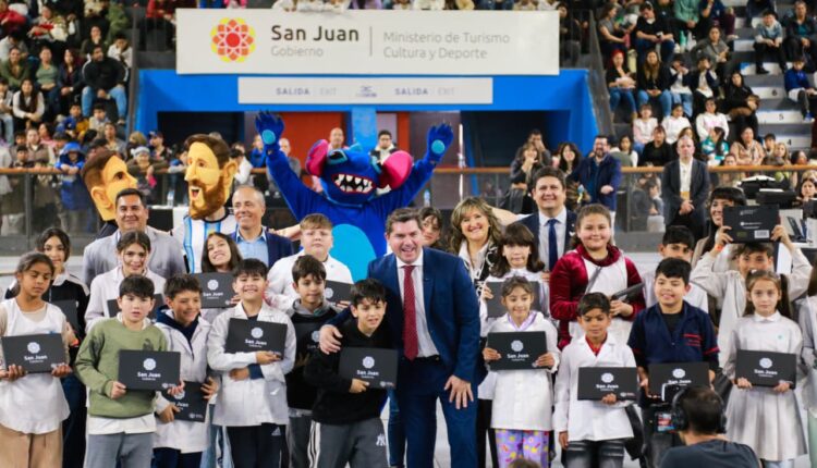 Inclusión digital en las aulas: Rawson recibió 1.852 computadoras para estudiantes y docentes