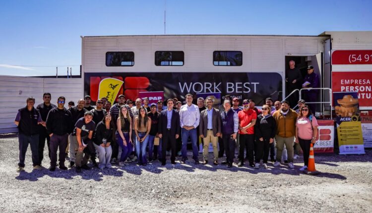 Innovación y capacitación: el ministro de Minería probó el simulador 360° para conducción en alta montaña