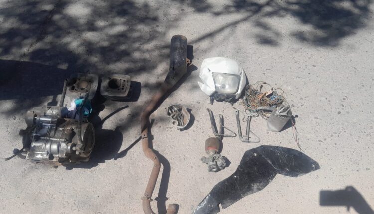 Secuestran una moto robada que era desarmada en la vía pública