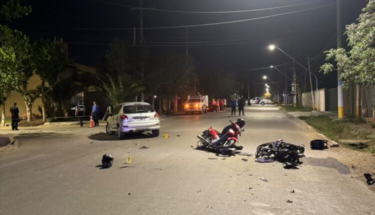 Tragedia en Rawson: un triple choque entre un auto y dos motos deja tres heridos graves