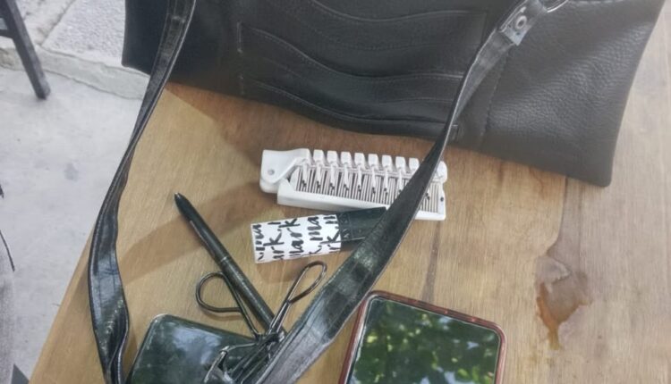 Rawson: detuvieron a un joven que intentó robar una cartera en un drugstore y fue interceptado por los amigos de la víctima