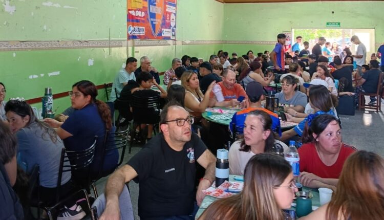 “Familia y deporte: Minero llenó el club de solidaridad para equipar a sus planteles de futsal”