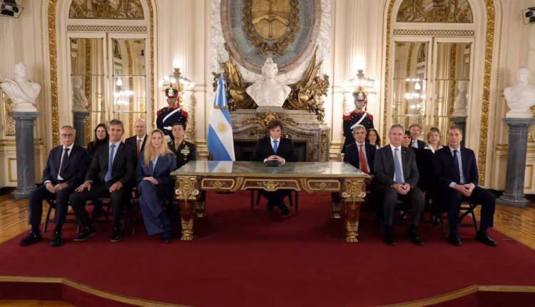 Una base antártica, satélites y un nuevo proyecto de ley: el otro lado de los anuncios de Javier Milei sobre las Islas Malvinas