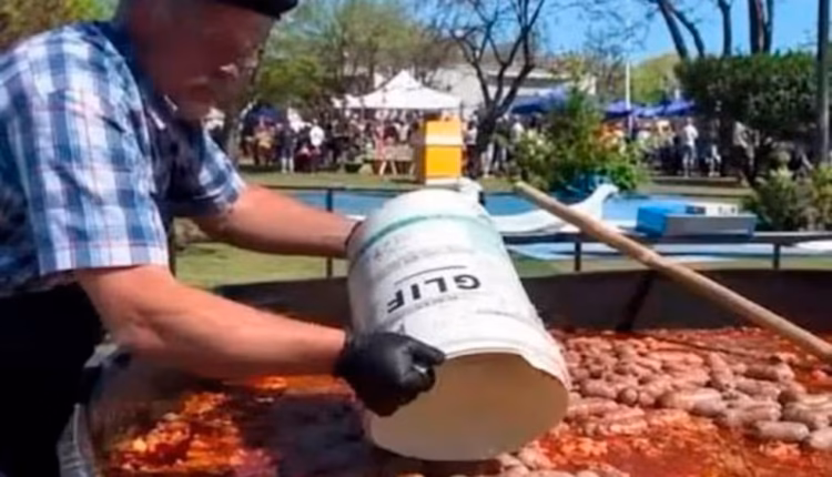Escándalo en la Fiesta del Chorizo: usaron baldes de glifosato como recipientes