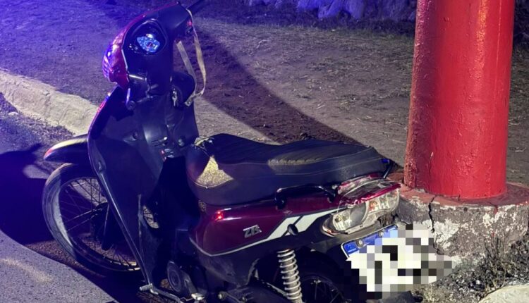 Detienen en Chimbas a dos jóvenes a bordo de una moto robada a un delivery