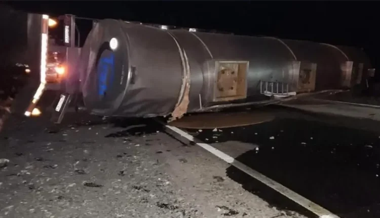 Vuelca un camión en la Ruta 141 tras un presunto despiste: derramó combustible y pulpa, pero no hay heridos