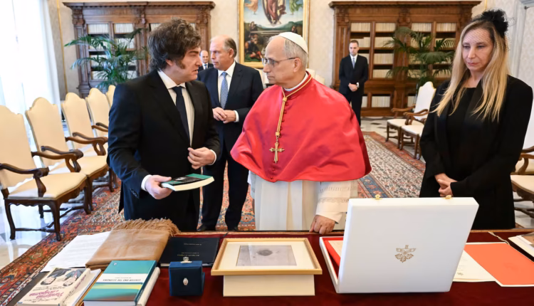 El Gobierno volverá a reunirse con la Iglesia por la visita del Papa y espera la agenda para resolver si decreta feriado o asueto