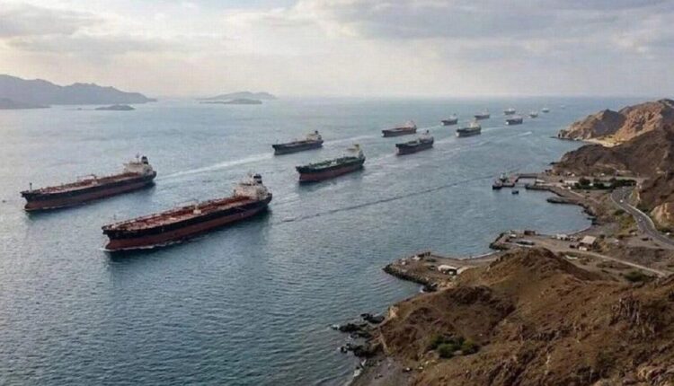 Arabia Saudita cerró el oleoducto que evita Ormuz y EEUU frenó el paso de 100 barcos