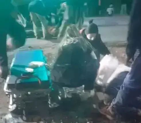 Choque en Ruta 20: ciclista en terapia intensiva y un joven motociclista herido tras un violento impacto en Santa Lucía